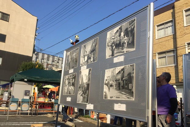 商店街の写真店で使用した有孔ボード